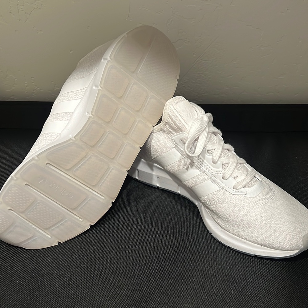 Adidas shoes size 7 women- NEW